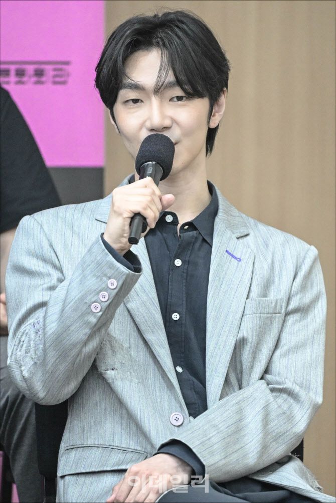 첼리스트 홍진호가 30일 서울 종로구 세종문화회관에서 열린 ‘2024 대한민국 국악관현악축제’ 제작발표회에서 소감을 말하고 있다. 홍진호는 오는 10월 25일 부산시립국악관현악단과 협연한다. (사진=세종문화회관)