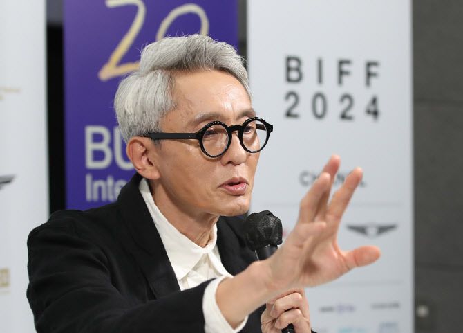 일본 배우 마츠시게 유타카가 3일 부산 해운대구 센텀 영상산업센터에서 열린 영화 ‘고독한 미식가 더 무비’ 기자간담회에서 취재진 질문에 답하고 있다.(사진=뉴스1)