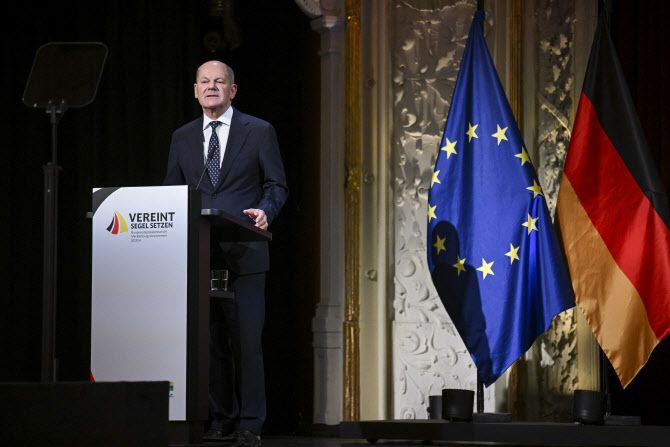 올라프 숄츠 독일 총리가 3일 독일 동부 슈베린에 있는 메클렌부르크 주립극장에서 열린 독일 통일 34주년 기념식에서 연설하고 있다. (사진=AFP)