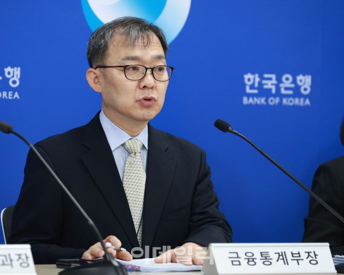 송재창 한은 금융통계부장이 8일 오전 2024년 8월 국제수지(잠정)의 주요 특징을 설명하고 있다. (사진= 한국은행)