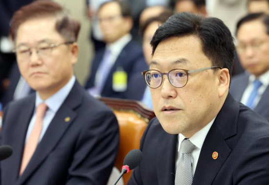 [이데일리 노진환 기자] 김병환 금융위원장이 10일 오전 서울 여의도 국회에서 열린 정무위원회의 금융위원회, 한국산업은행, 중소기업은행 등에 대한 국정감사에 출석해 질의에 답변하고 있다.