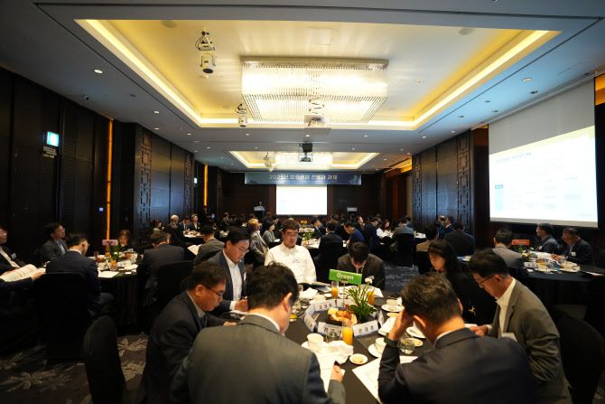 보험업계 관계자들이 10일 서울 영등포구 전경련회관에서 열린 ‘2025년 보험산업 전망과 과제’ 조찬 세미나에서 안철경 원장의 개회사를 듣고 있다. 사진=보험연구원 제공