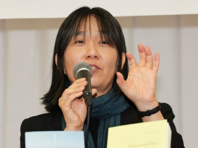 지난해 11월 서울 양천구 한국방송회관에서 프랑스 메디치 외국문학상 수상 소감을 밝히고 있는 한강. 사진=뉴시스