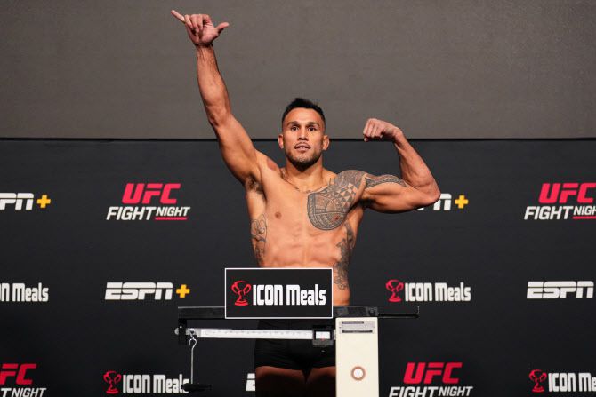 박준용과 대결을 펼치는 브래드 타바레스. 사진=UFC