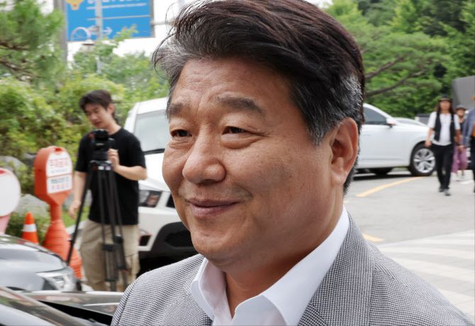 4·10 총선 과정에서 재산을 축소 신고한 의혹을 받는 더불어민주당 양문석(경기 안산갑) 의원이 지난 6월 오후 경찰 조사를 받기 위해 경기 수원시 경기남부경찰청으로 이동하고 있다.(사진 = 연합뉴스)