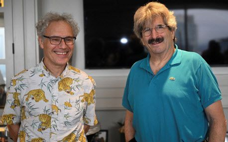 2024년 노벨생리의학상을 공동 수상한 빅터 앰브로스(Victor Ambros) 매사추세츠 대학 의대 교수(좌)와 개리 러브컨(Gary Ruvkun) 하버드대 의대 교수 겸 연구원(우)이 지난 7일(현지시간) 미국 매사추세추 대학 사무실에서 기념 사진을 촬영했다. (사진=로이터)