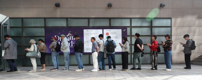 11일 오전 서울 종로구 교보문고 광화문점에서 시민들이 노벨 문학상을 수상한 소설가 한강의 책을 구매하기 위해 줄 서 있다. (사진=뉴시스).