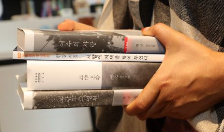 11일 오전 제주시 이도이동 남문서점에서 한 시민이 한국 작가 최초로 노벨 문학상을 수상한 소설가 한강의 작품을 구매하고 있다.소설가 한강은 제주 4·3의 비극을 세 여성의 시선으로 풀어낸 작품 2021년 작 ‘작별하지 않는다’를 탐독할 것을 추천했다. (사진=뉴시스).