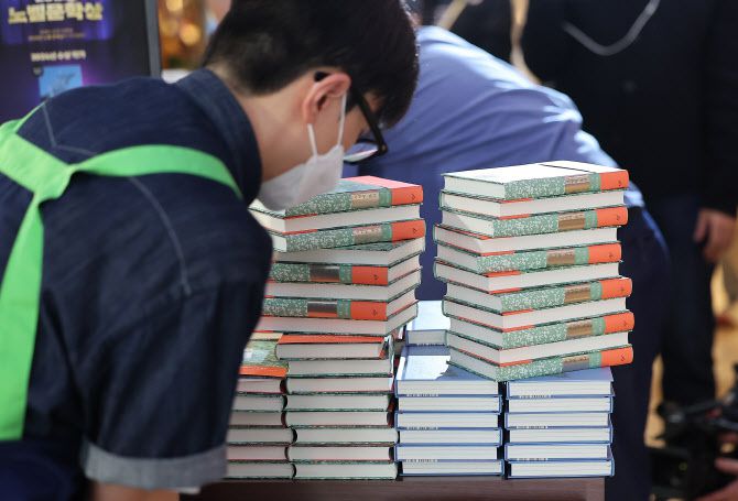 11일 서울 종로구 교보문고에서 관계자들이노벨문학상을 수상한 작가 한강의 책을 진열하고 있다. (사진=뉴스1).