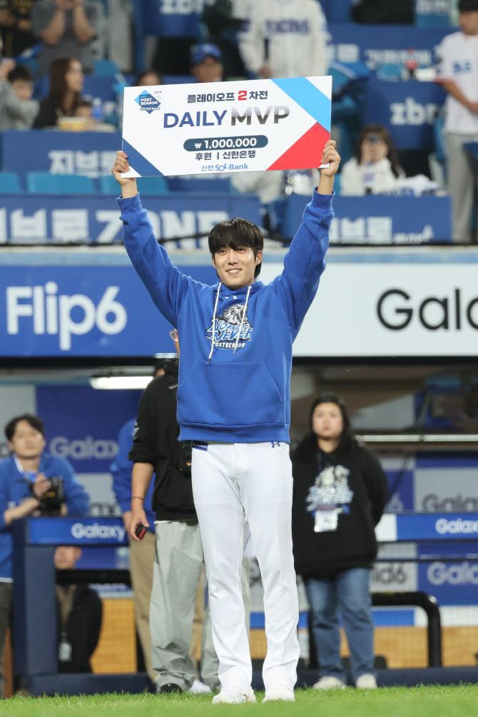 15일 대구 삼성라이온즈파크에서 열린 2024 신한 SOL뱅크 KBO 포스트시즌 플레이오프 2차전 LG트윈스와 삼성라이온즈 경기. 삼성이 10-5로 승리한 뒤 데일리 MVP로 뽑힌 삼성 선발 원태인이 기념 촬영하고 있다. 사진=연합뉴스