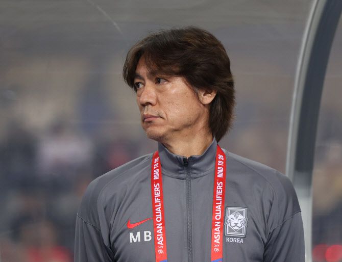 15일 경기도 용인미르스타디움에서 열린 북중미월드컵 아시아 지역 3차 예선 B조 4차전 대한민국 대 이라크의 경기. 홍명보 감독이 경기 시작을 기다리고 있다. 사진=연합뉴스