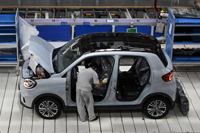 중국 저장성 진화의 한 전기차 생산 공장에서 직원이 일하고 있다. (사진=AFP)