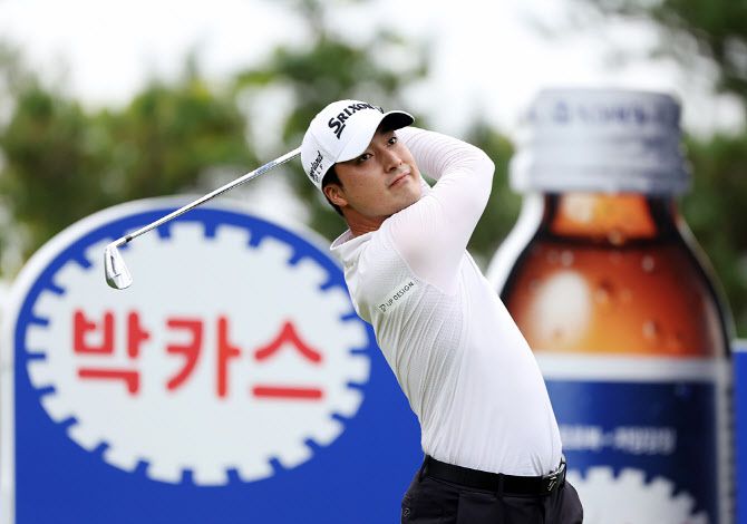 더채리티 클래식 2라운드에서 선두로 나선 임예택이 11번홀에서 티샷을 하고 있다. (사진=KPGA)