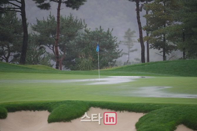 폭우로 물에 잠긴 서원힐스 코스 9번홀 그린. (사진=BMW코리아)