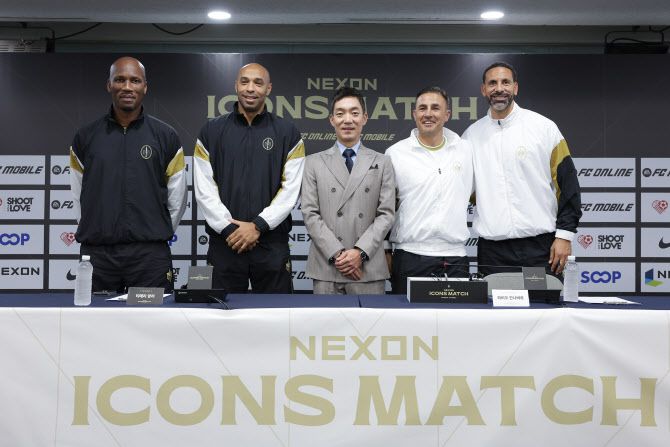 (왼쪽부터)디디에 드로그바, 티에리 앙리, 박정무 그룹장, 파비오 칸나바로, 리오 퍼디난드. 사진=넥슨