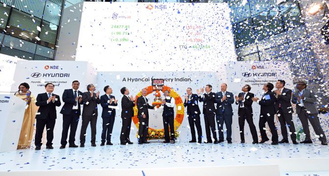 정의선 현대차그룹 회장(가운데 왼쪽)이 22일(현지시각) 현대차 인도법인의 인도증권거래소(NSE) 상장 기념식에 참석해 타종식을 하고 있다. (사진=현대차그룹)