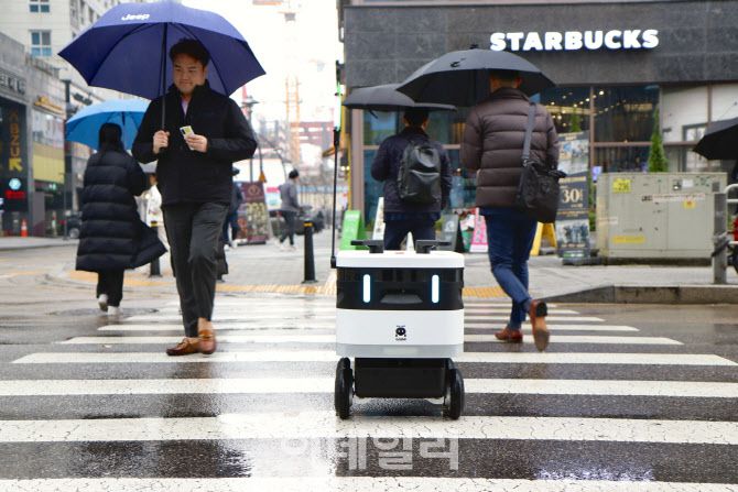 로보티즈 실외 자율주행로봇(AMR) ‘개미’가 야외 도로에서 스스로 횡단보도를 건너고 있다.(사진=로보티즈)