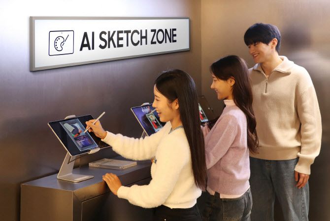 갤럭시 탭 S10 시리즈 X 로우로우 팝업 스토어에서 방문객들이 ‘갤럭시 탭 S10 시리즈’를 체험하고 있다.(사진=삼성전자)