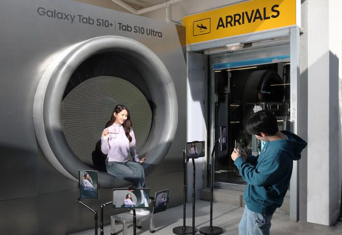 서울 성수동 갤럭시 탭 S10 시리즈 X 로우로우 팝업 스토어에 마련된 포토존에서 방문객들이 인증샷을 촬영하고 있다.(사진=삼성전자)