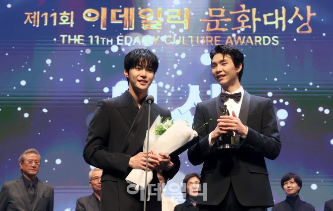NCT 도영과 쟈니가 25일 오후 서울 종로구 세종문화회관에서 열린 ‘제11회 이데일리 문화대상’에서 대상을 수상한 뒤, 수상소감을 말하고 있다.(사진=방인권 기자)