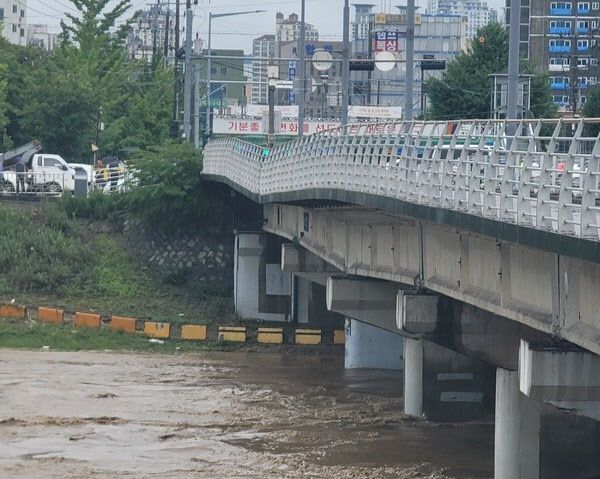 지난 여름 집중호우로 내려앉은 대전 유등교가 안전 등급 최하위 등급인 'E등급' 판정을 받았다.(사진=대전시)