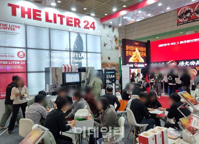 더리터커피 부스에는 상담 손님들도 좌석이 만석이었다. (사진=한전진 기자)