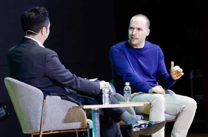 그렉 브로크만(Greg Brockman) 오픈AI 사장(우)과 이준표 SVBA(옛 소프트뱅크벤처스) 대표.