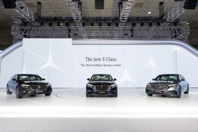 올해 1월  ‘더 뉴 E-클래스 코리안 프리미어’ 행사에 전시된 11세대(완전변경) E-클래스 익스클루시브 라인 및 AMG 라인(맨 오른쪽) 차량. (사진=메르세데스-벤츠 코리아)
