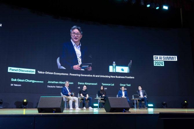 ‘SK AI 서밋 2024’에서 ‘생성형 AI 시대, 통신사 중심 생태계 구축과 신사업 기회 탐색’을 주제로 패널 토의가 진행되는 모습. 왼쪽부터 정석근 SKT 글로벌/AI테크사업부장(부사장), 조나단 아브라함슨(Jonathan Abrahamson) 도이치텔레콤 프러덕트&디지털 최고책임자(Chief Product&Digital Officer), 데나 알만수리(Dena Almansoori) 이앤(e&) 그룹 AI&데이터 최고책임자(Chief AI & Data Officer), 테런스 라이(Terence Lai) 싱텔 디지털라이제이션, 프로덕트와 파트너십 총괄 임원(VP), 오마르 타지(Omar Tazi) 티모바일 부사장 및 프러덕트 최고책임자(CPO).