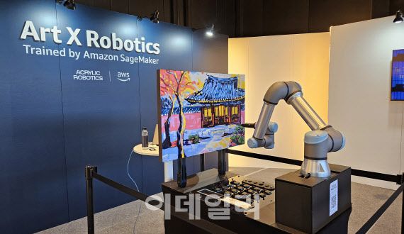 아마존웹서비스(AWS)가 7일 서울 강남구 코엑스(COEX)에서 개최한 ‘AWS 인더스트리 위크 2024’에 참여한 캐나다 로봇기업 아크릴 로보틱스 부스에서 페인팅 로봇이 스스로 그림을 그리고 있다.(사진=김범준 기자)