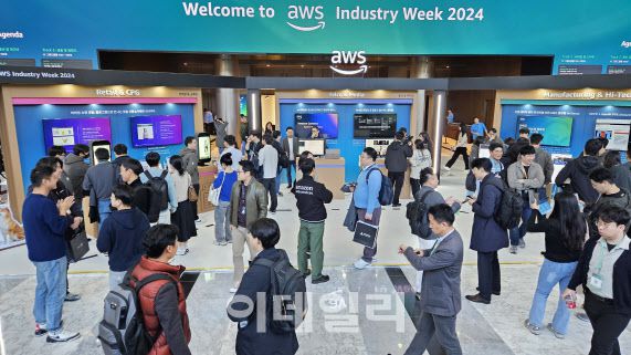 7일 서울 강남구 코엑스(COEX)에서 열린 ‘아마존웹서비스(AWS) 인더스트리 위크 2024’를 찾은 참관객들이 데모 부스를 살펴보고 있다.(사진=김범준 기자)