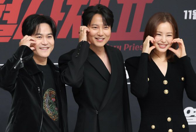 배우 김성균(왼쪽부터)와 김남길, 이하늬가 8일 서울 양천구 SBS에서 진행된 SBS 새 금토드라마 ‘열혈사제2’ 제작발표회에서 포즈를 취하고 있다. (사진=뉴스1)