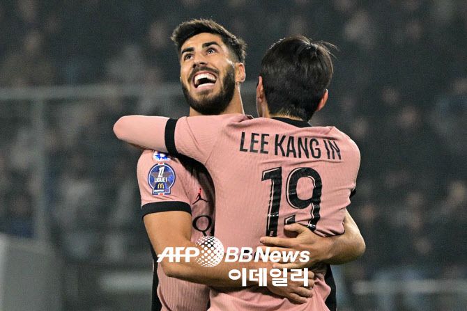 파리 생제르맹 이강인이 골을 터뜨린 뒤 어시스트를 햐ㅐ준 마르코 아센시오와 뜨거운 포옹을 나누고 있다.