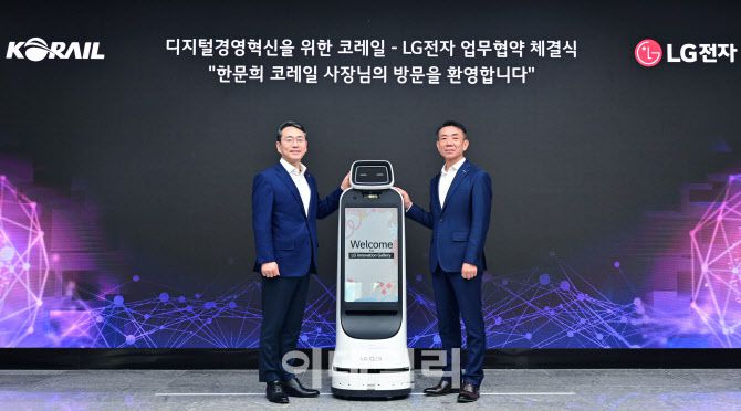 LG전자는 8일 LG사이언스파크에서 코레일과 ‘이음5G 기반 철도 분야 디지털경영혁신’을 위한 업무협약을 체결했다. 사진은 왼쪽부터 LG전자 조주완 CEO, 코레일 한문희 사장.(사진=LG전자)