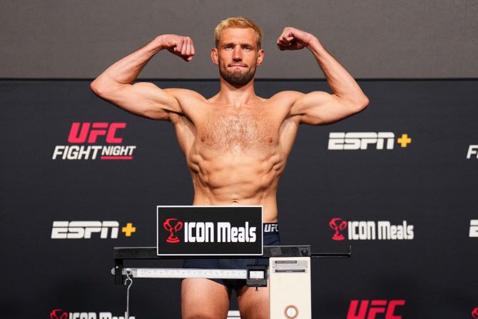 경기전 계체를 진행하는 레이니어 더 리더. 사진=UFC