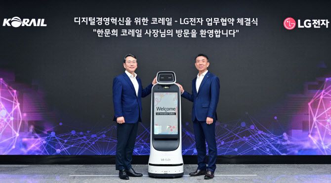 LG전자는 8일 LG사이언스파크에서 코레일과 ‘이음5G 기반 철도 분야 디지털경영혁신’을 위한 업무협약을 체결했다. 왼쪽부터 LG전자 조주완 CEO, 코레일 한문희 사장.  사진=LG전자