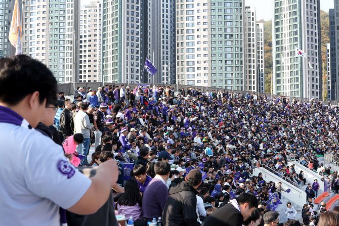 안양종합운동장 관중석을 가득 메운 FC안양 홈팬들이 뜨거운 응원전을 펼치고 있다. 사진=FC안양