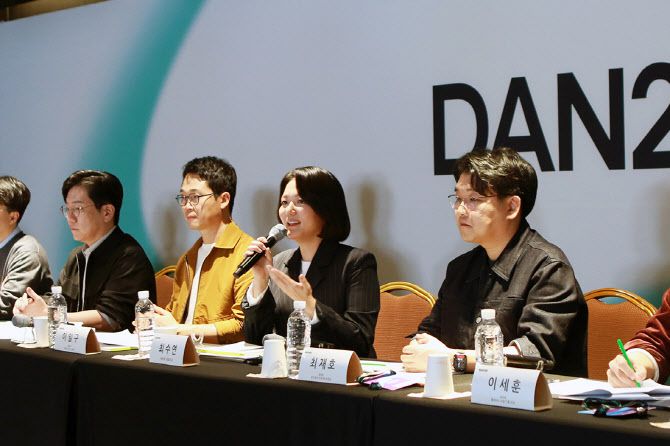 최수연(오른쪽 두 번째) 네이버 대표가 11일 코엑스에서 열린 ‘단24’ 컨퍼런스 기자회견에서 발언을 하고 있다. (출처: 네이버)