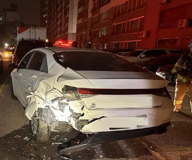 12일 오전 0시 45분께 부천시 소사구의 한 아파트 단지에서 70대 A씨가 음주 사고를 내고 난 뒤의 현장. (사진=부천 소사경찰서)