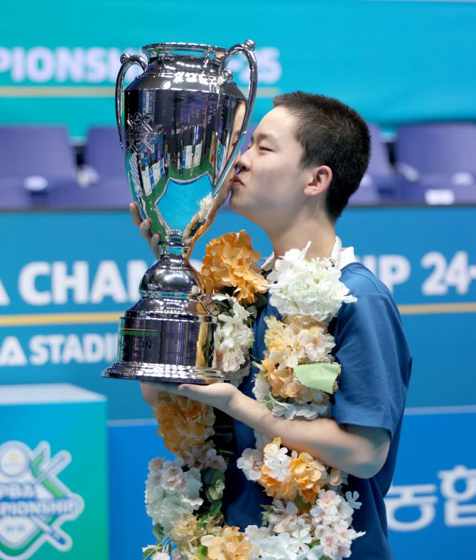 17살 당구 천재소년 김영원이 생애 첫 프로당구 PBA 우승을 이룬 뒤 트로피에 입맞춤을 하고 있다. 사진=PBA 사무국