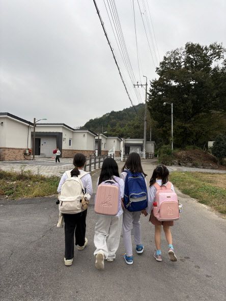 영오초 아이들이 주택으로 향하는 모습. 경남 고성 영오초가 전입 세대를 대상으로 주택 6호를 임대 중이다. (사진 제공=학부모 송예리 씨)