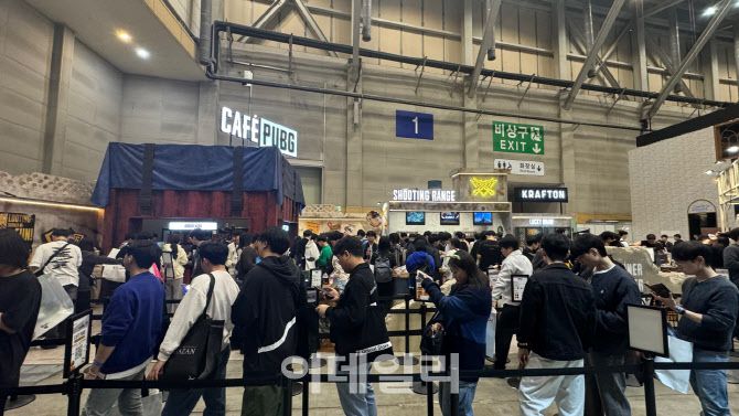 14일 부산 벡스코 내 BTC 전시관에 마련된 ‘카페 펍지’에 관람객들이 줄 서 있다(사진=김가은 기자)