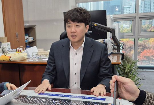 개혁신당 이준석 의원이 15일 국회 의원회관 사무실에서 기자들과 질의응답을 하고 있다. (사진 = 연합뉴스)