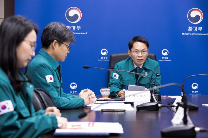 이병화 환경부 차관이 15일 서울 서초구 한강홍수통제소에서 초미세먼지 고농도 시기(12월~3월)를 앞두고 기관별 대응 역량과 협조체계를 사전 점검하기 위해 11개 부처 및 17개 시·도와 함께 초미세먼지 재난대응 모의훈련을 영상으로 주재하고 있다. (사진=환경부)