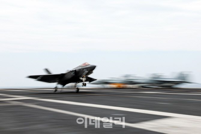 14일 제주 남방 공해상 미국 항공모함 조지워싱턴함에서 F-35C가 착함하고 있다. (사진=국방홍보원)