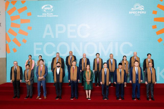 11월 16일(현지시간) 페루 리마에서 열린 아시아태평양경제협력체(APEC) 정상회의에 참석한 정상들이 기념사진을 촬영하고 있다.(사진=AFP)