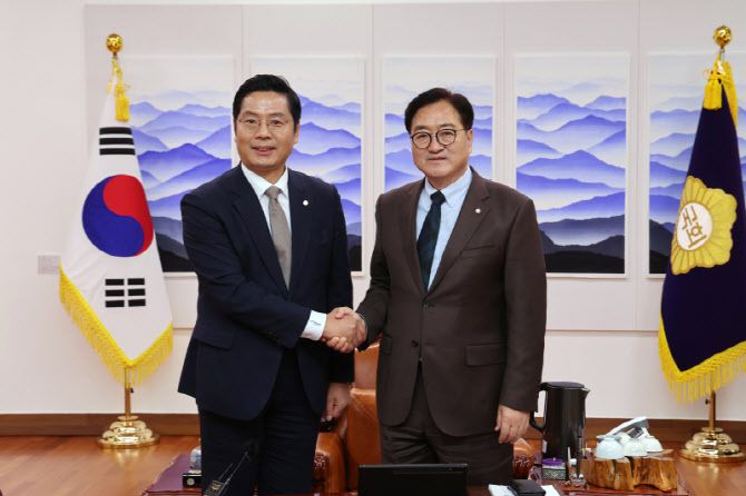 구재이 한국세무사회 회장은 우원식 국회의장과 면담을 갖고 사회적 약자 지원방안을 논의했다. 사진제공=세무사회