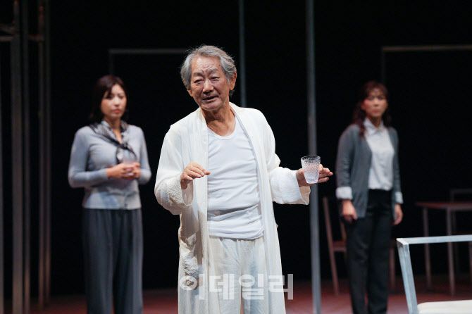 연극 ‘더 파더’의 한 장면(사진=스튜디오반)