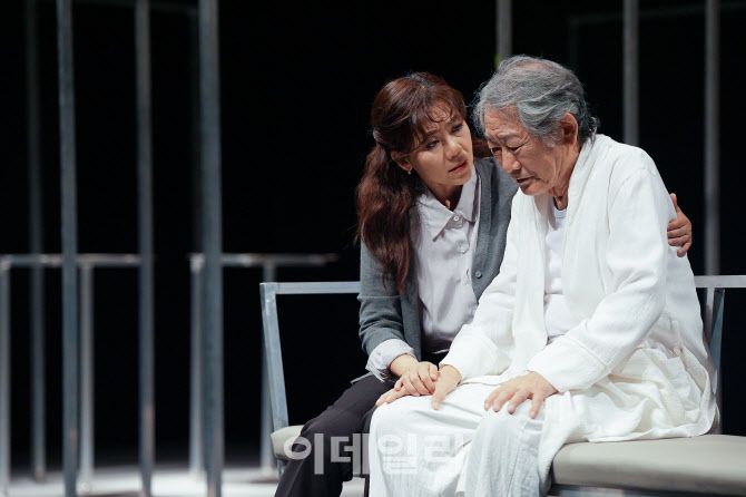 연극 ‘더 파더’의 한 장면(사진=스튜디오반)