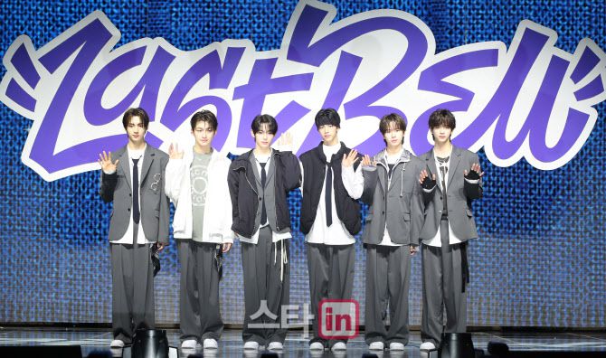 그룹 투어스가 25일 서울 용산구 한남동 블루스퀘어에서 열린 싱글 1집 ‘라스트 벨’ 발매 기념 미디어 쇼케이스에서 포토타임을 갖고 있다.(사진=방인권 기자)